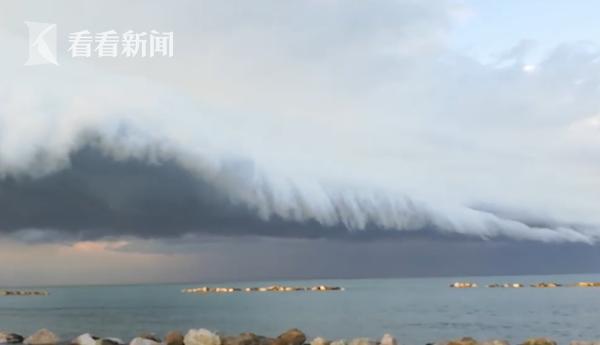 壮观！意大利海边现罕见天象 “云海啸”奔涌而来