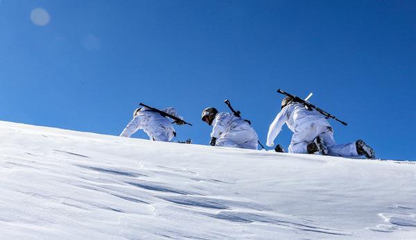 零下20摄氏度！边防官兵巡逻在海拔5700米的雪域高原上