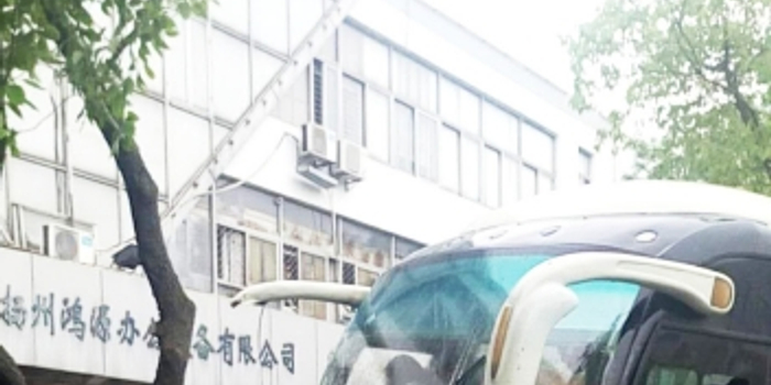 旅游大巴雨中失控致伤两人 热心市民帮伤者遮