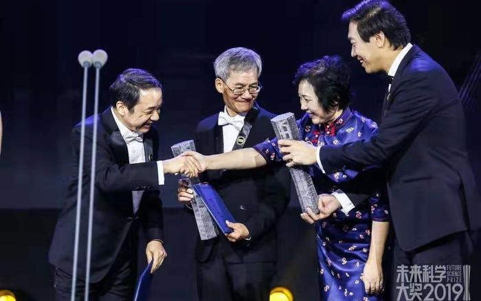 王贻芳、陆锦标获得“物质科学奖”。未来科学大奖组委会 供图