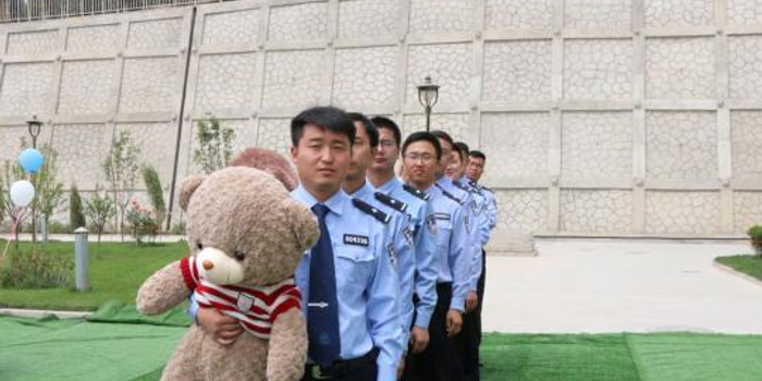 甘肃警方为青年民警举行集体婚礼 扬奉献精神