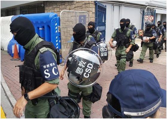 这些特警的装备上写有“惩教”、“特务警员”字样(图片来源:香港“东网”)