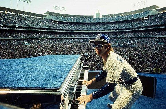 Terry O‘Neill于1975年在Elton John演唱会上拍摄的照片 图片来源:Iconic Images