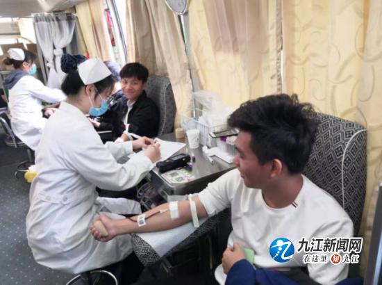 九江职业技术学院大学生为产妇应急献血4万毫升