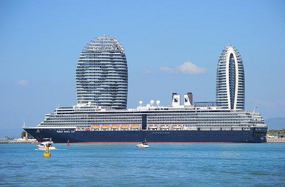海南三亚,“威斯特丹号”停靠在三亚凤凰岛国际邮轮港。 图片来源:视觉中国