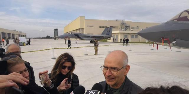 图片:意大利空军接收F-35战斗机喜笑颜开,海军气得直跺脚。