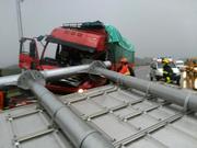 北京狂风暴雨吹倒高速路牌 货车被砸