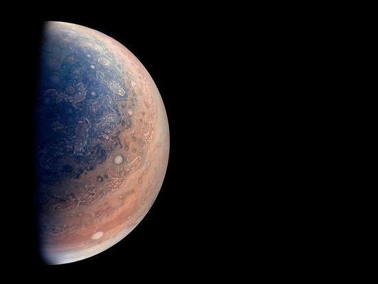 图:科学家加布里埃尔·费塞特(Gabriel Fiset)利用美国宇航局(NASA)“朱诺”(Juno)号航天器发回的数据,创造出这幅木星南极的彩色图像