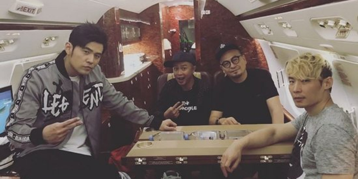 周杰伦晒与南拳妈妈成员合照 回忆歌曲《小时