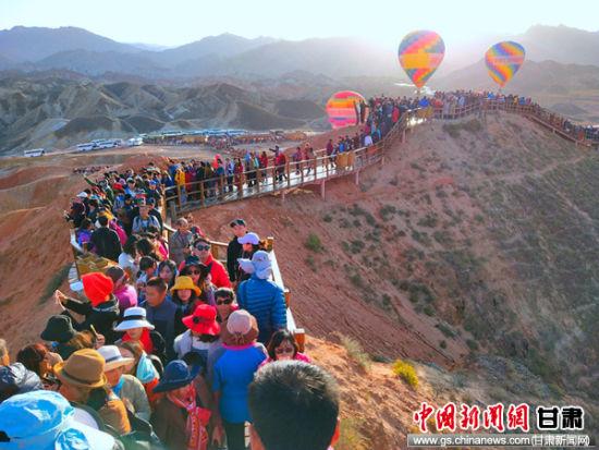 张掖丹霞节后旅游市场持续火爆 迎来"错峰游"小高潮