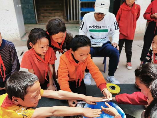 高亮在帮阿波觉村爱慕小学的学生进行体测。高亮/供图