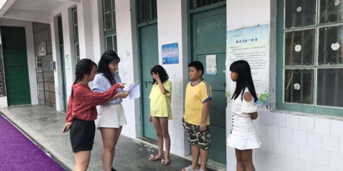 湖南省湘西州审计干部化身老师 鼓励留守儿童