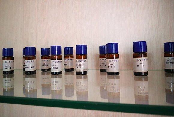 一家代加工企业展示的香料,作为小作坊生产中最贵的原料,勾兑出玫瑰、薰衣草、柑橘等味道。摄影:崔梁凡