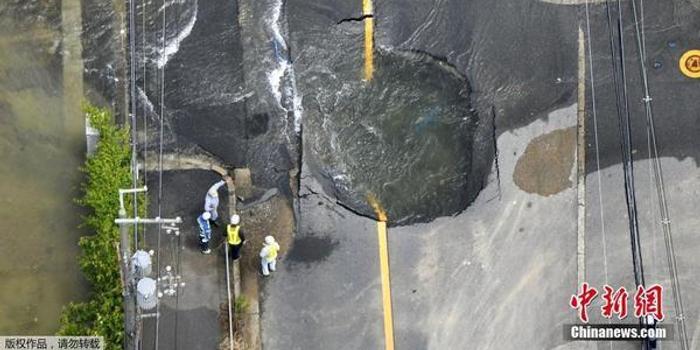 航拍日本大阪地震灾区 管道破裂涌水溢街