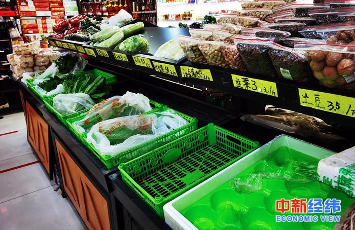 北京某居民区附近的小超市 中新经纬 张燕征 摄