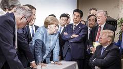 遭人围堵、迟到被瞪、手被捏白 G7峰会特朗普很尴尬