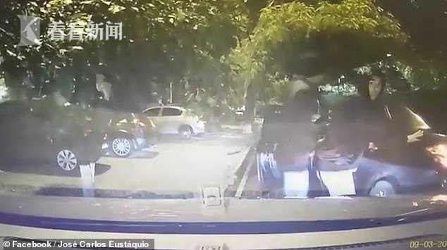 女司机遭遇三男子持枪抢劫 一脚油门撞向劫匪枪声同时响起