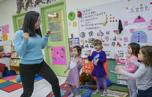赫德森浸入式学校的中文老师正在为美国孩子上音乐课(香港《南华早报》网站)