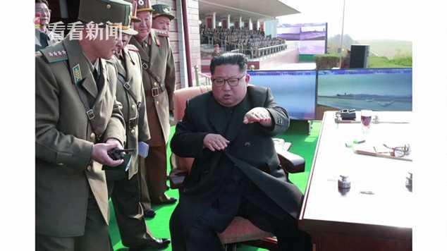 金正恩观摩朝鲜空军飞行大赛 还用双手向身边指挥员比划飞行动作