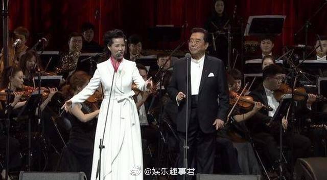 80岁李双江与小27岁娇妻梦鸽同台演唱，网友：父女同台