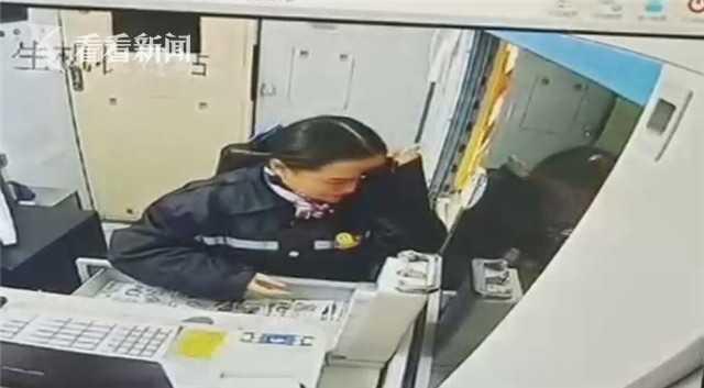 没理由把情绪发泄给别人！收费员被司机骂哭 下一秒抹泪微笑服务