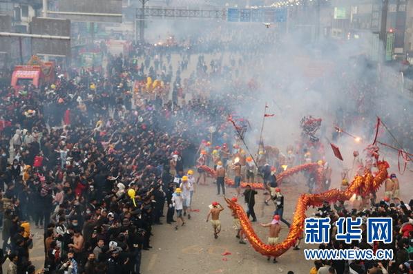 贵州德江：“舞龙炸龙”迎新春