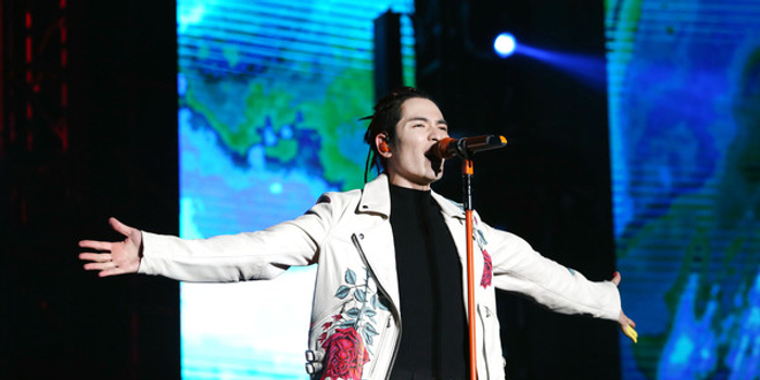 萧敬腾上海演唱会下雨断电 卡在半空中半首歌