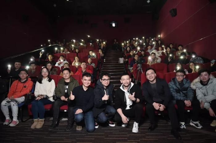 叨光荐影观影沙龙现场,导演郭帆、主持人沙丹、微博大V flypig、Steed的围脖 与现场观众大合影(摄影:王远宏)