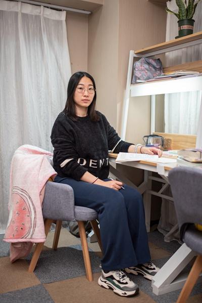 11月21日,刘同学在北京亦庄的一家自习室内。正在备考法律硕士的她每天在这里学习超过10个小时。