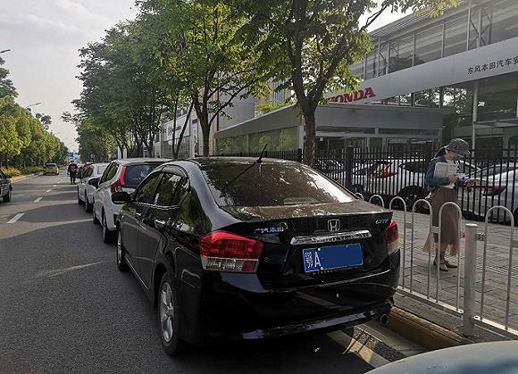 店外马路停放着的客户车辆