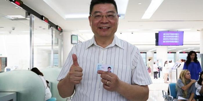 中国绿卡审批提速老外点赞 上海两个月颁50