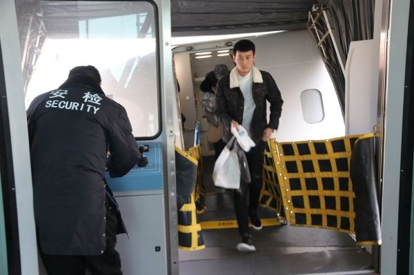 满洲里机场首次试用CRJ900机型廊桥接驳器479091_