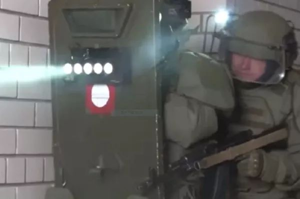 俄推出非致命武器闪光盾，能闪瞎对方双眼！ | 趣闻