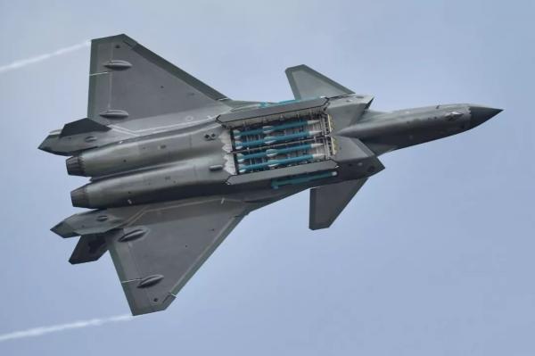 对于美国空军来说,歼-20是最可能动摇其“空中统治”的对手,因此他们的焦虑都是从这个事实来的