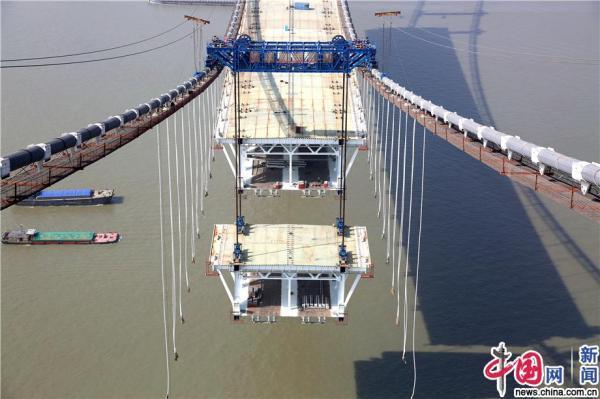 五峰山长江大桥钢梁架设突飞猛进 中跨钢梁架设过半