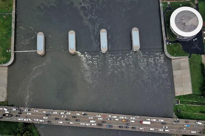 航拍：暴雨中，北京中心城区河流从通州北运河甘棠闸泄洪！