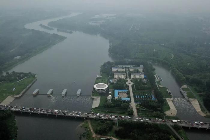 航拍：暴雨中，北京中心城区河流从通州北运河甘棠闸泄洪！