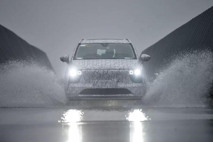 NB！这款中国品牌的SUV，在雨天竟能超160km/h速度过弯！