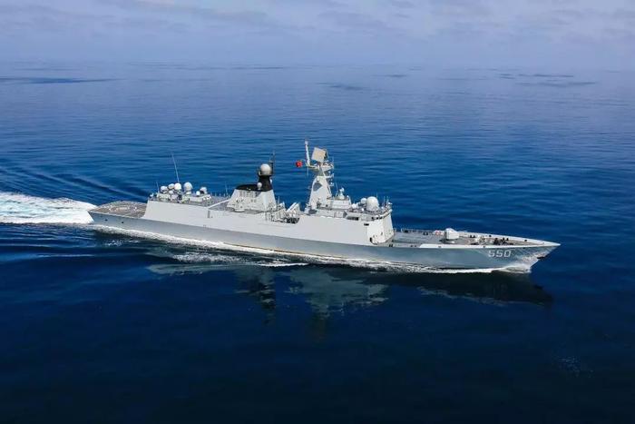 海军第33批护航编队潍坊舰技术停靠坦桑尼亚