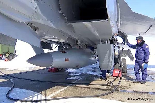 ▲图为挂载在米格-31机腹的“匕首”空射弹道导弹特写,可见弹头的“透波材料”部分,颜色与弹体不同。