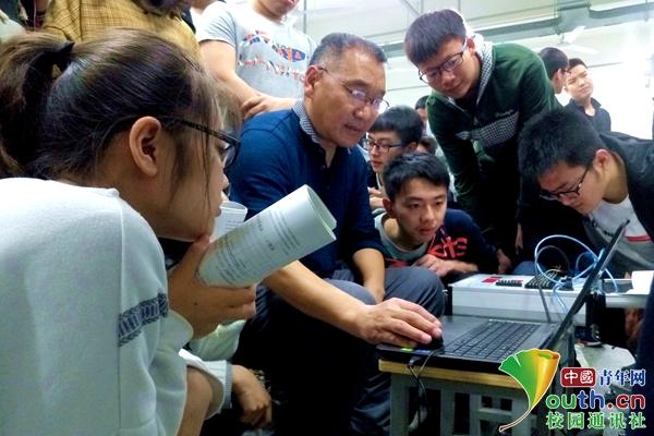图为学生们在上焊接技术实验课。