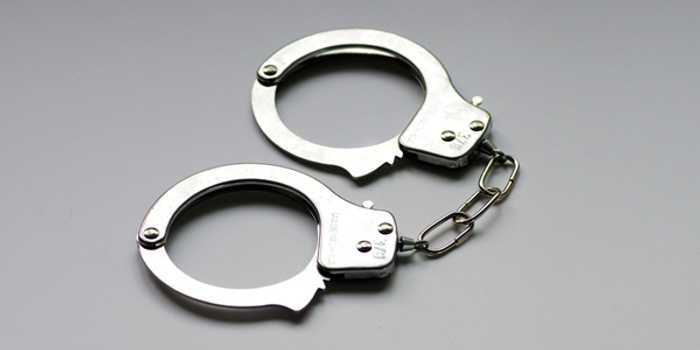 火眼晶晶锁定 民警便利店内智擒在逃嫌疑人