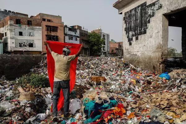 印度首都垃圾山17层楼高 绝望居民求助无门：我还能活多久？