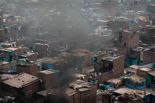 印度首都垃圾山17层楼高 绝望居民求助无门：我还能活多久？