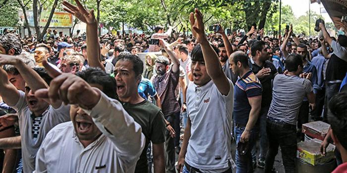 美国制裁在即 伊朗货币里亚尔崩跌引街头抗议
