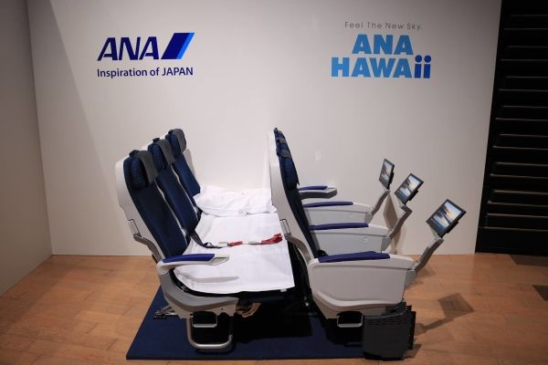 全日空A380飞机主舱经济舱沙发椅,同一排相邻三个或四个座椅可换成平坦的沙发。 摄影:官网
