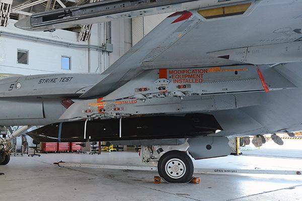 准备进行发射试验的LRASM导弹空舰型号。