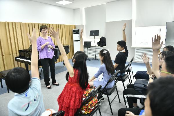 上周六,钢琴教育家卡普林斯基给预科学生上大师课。
