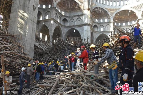 土耳其一在建清真寺突然倒塌 一名工程师被困