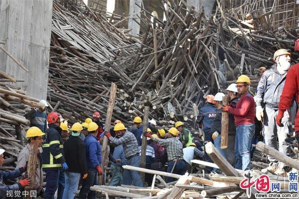 土耳其一在建清真寺突然倒塌 一名工程师被困